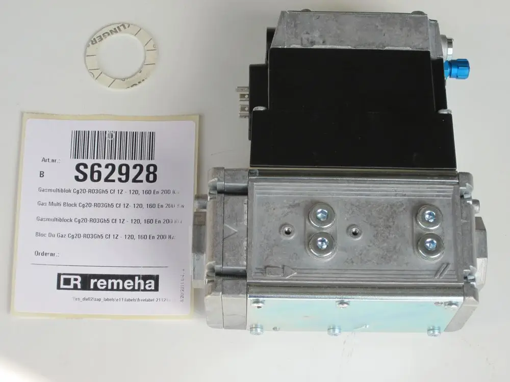 Gasventil von Remeha mit metallischem Gehäuse und mehreren Anschlussmöglichkeiten, gekennzeichnet mit Artikelnummer S62928 und spezifischen Produktinformationen.